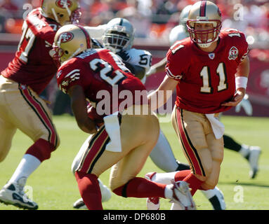 Oct 08, 2006 ; San Francisco, CA, USA ; NFL football : 49ers' QB, Alex Smith les mains sur le ballon pour Michael Robinson pendant le match contre les Raiders à Monster Park. Crédit obligatoire : Photo par sat Nam tonne/Contra Costa Times/ZUMA Press. (©) Copyright 2006 par Contra Costa Times Banque D'Images