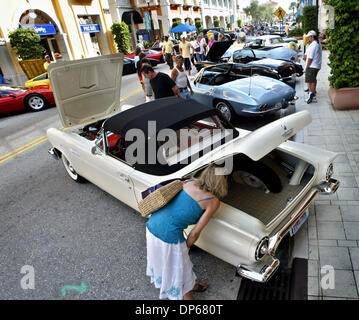 Oct 08, 2006 ; West Palm Beach, FL, USA ; Spectateurs Consultez aussi les voitures sur écran, au cours de la 'souffle du passé' Classic Car Show sur le romarin Avenue à CityPlace dimanche . Les 2 jours de l'événement comprenait une exposition de voitures de collection, environ 50 fois classiques et exotiques, allant d'une Ford Modèle T 1923 à 2006 plusieurs véhicules. Crédit obligatoire : Photo par eaux Lannis représente/Palm Beach Post/ Banque D'Images