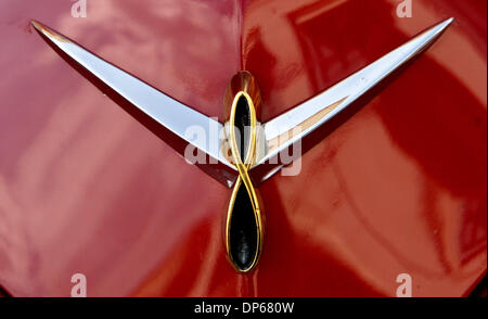 Oct 08, 2006 ; West Palm Beach, FL, USA ; l'ornement de capot sur une Studebaker 1953 administré par Angelo Figurella sur l'affichage pendant le "souffle du passé' Classic Car Show sur le romarin Avenue à CityPlace dimanche . Les 2 jours de l'événement comprenait une exposition de voitures de collection, environ 50 fois classiques et exotiques, allant d'une Ford Modèle T 1923 à 2006 plusieurs véhicules. Crédit photo : obligatoire Banque D'Images