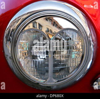 Oct 08, 2006 ; West Palm Beach, FL, USA ; Le phare de Stephen Durland's 1949 Plymouth hot rod sur l'affichage à la "Souffle du passé' Classic Car Show sur le romarin Avenue à CityPlace dimanche . Les 2 jours de l'événement comprenait une exposition de voitures de collection, environ 50 fois classiques et exotiques, allant d'une Ford Modèle T 1923 à 2006 plusieurs véhicules. Crédit obligatoire : Photo par Lannis représente Banque D'Images