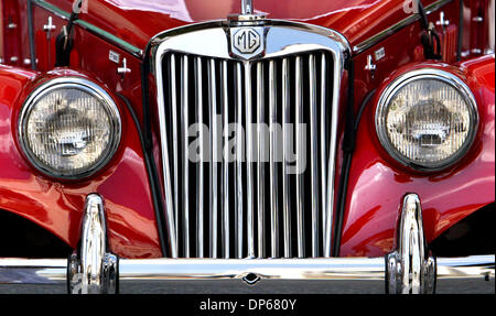 Oct 08, 2006 ; West Palm Beach, FL, USA ; Sandy Myers 1955 MG TF de l'afficheur pendant le "souffle du passé' Classic Car Show sur le romarin Avenue à CityPlace dimanche . Les 2 jours de l'événement comprenait une exposition de voitures de collection, environ 50 fois classiques et exotiques, allant d'une Ford Modèle T 1923 à 2006 plusieurs véhicules. Crédit obligatoire : Photo par eaux Lannis représente/Palm Beach Post/ZUMA Banque D'Images