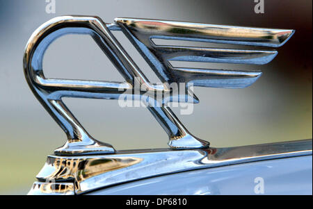 Oct 08, 2006 ; West Palm Beach, FL, USA ; l'ornement de capot sur Frances Warwick 1952 Austin A 40 Sport sur écran, au cours de la 'souffle du passé' Classic Car Show sur le romarin Avenue à CityPlace dimanche . Les 2 jours de l'événement comprenait une exposition de voitures de collection, environ 50 fois classiques et exotiques, allant d'une Ford Modèle T 1923 à 2006 plusieurs véhicules. Crédit obligatoire : Photo b Banque D'Images