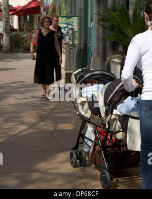 Oct 09, 2006 ; Los Angeles, CA, USA ; les mères se promener leur bébé au Grove de Los Angeles, Californie. La population des États-Unis atteindra les 300 millions de dollars dans le courant du mois d'octobre, un jalon generate petite fête au milieu de rage débat sur l'immigration et des préoccupations quant à l'impact potentiel sur l'environnement. Crédit obligatoire : Photo par Armando Arorizo/ZUMA Press. (©) Banque D'Images