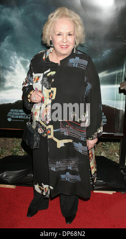 Oct 09, 2006 ; Los Angeles, CA, USA ; l'actrice DORIS ROBERTS à la "drapeaux de nos pères' Los Angeles Premiere tenue à l'Academy of Motion Picture Arts and Sciences. Crédit obligatoire : Photo par Paul Fenton/ZUMA KPA.. (©) Copyright 2006 by Paul Fenton Banque D'Images