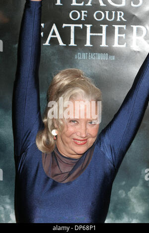 Oct 09, 2006 ; Los Angeles, CA, USA ; l'actrice SALLY KIRKLAND au "Flags of Our Fathers' Los Angeles Premiere tenue à l'Academy of Motion Picture Arts and Sciences. Crédit obligatoire : Photo par Paul Fenton/ZUMA KPA.. (©) Copyright 2006 by Paul Fenton Banque D'Images