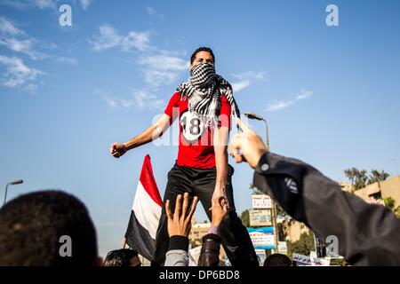 Le Caire, Égypte. 8 janvier, 2014. Un manifestant criant des slogans pendant une marche dans la ville, l'Egypte, le 8 janvier 2014. La Cour pénale du Caire a été suspendue le mercredi le sentier de l'ancien président déchu Mohamed Morsi sur l'incitation au meurtre de manifestants pour le 1er février à cause des intempéries qui ont empêché son transport à la cour, la télévision d'Etat a signalé. Credit : Amru Salahuddien/Xinhua/Alamy Live News Banque D'Images