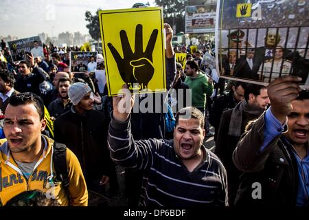 Le Caire, Égypte. 8 janvier, 2014. Les manifestants crier des slogans pendant une marche dans la ville, l'Egypte, le 8 janvier 2014. La Cour pénale du Caire a été suspendue le mercredi le sentier de l'ancien président déchu Mohamed Morsi sur l'incitation au meurtre de manifestants pour le 1er février à cause des intempéries qui ont empêché son transport à la cour, la télévision d'Etat a signalé. Credit : Amru Salahuddien/Xinhua/Alamy Live News Banque D'Images