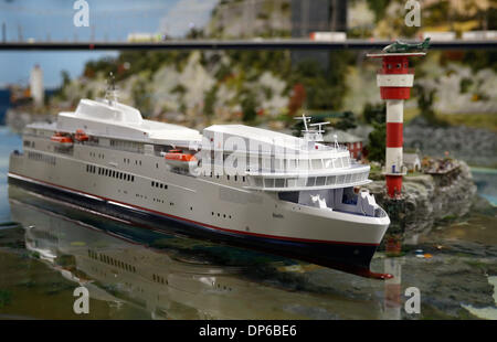 Hambourg, Allemagne. 06 Jan, 2014. Un modèle de la P S-ferry 'Berlin' se déplace le long d'un diorama dans le design scandinave au Miniatur Wunderland (miniature wonderland) à Hambourg, Allemagne, 06 janvier 2014. Le traversier du failli P S ship yard de Stralsund est constamment en cours d'utilisation - mais seulement sous forme d'un modèle à l'échelle 1:100. Photo : Axel Heimken dpa/Alamy Live News Banque D'Images