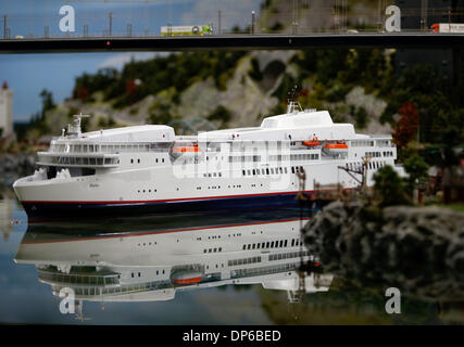 Hambourg, Allemagne. 06 Jan, 2014. Un modèle de la P S-ferry 'Berlin' se déplace le long d'un diorama dans le design scandinave au Miniatur Wunderland (miniature wonderland) à Hambourg, Allemagne, 06 janvier 2014. Le traversier du failli P S ship yard de Stralsund est constamment en cours d'utilisation - mais seulement sous forme d'un modèle à l'échelle 1:100. Photo : Axel Heimken dpa/Alamy Live News Banque D'Images