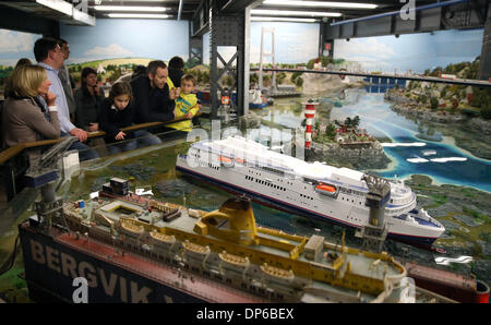 Hambourg, Allemagne. 06 Jan, 2014. Un modèle de la P S-ferry 'Berlin' se déplace le long d'un diorama dans le design scandinave au Miniatur Wunderland (miniature wonderland) à Hambourg, Allemagne, 06 janvier 2014. Le traversier du failli P S ship yard de Stralsund est constamment en cours d'utilisation - mais seulement sous forme d'un modèle à l'échelle 1:100. Photo : Axel Heimken dpa/Alamy Live News Banque D'Images