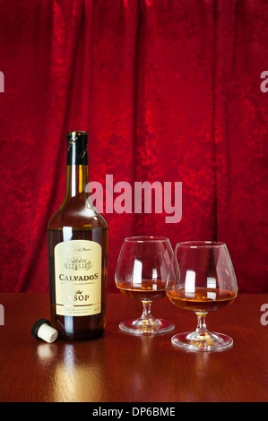Bouteille de Calvados pomme française avec deux verres Banque D'Images