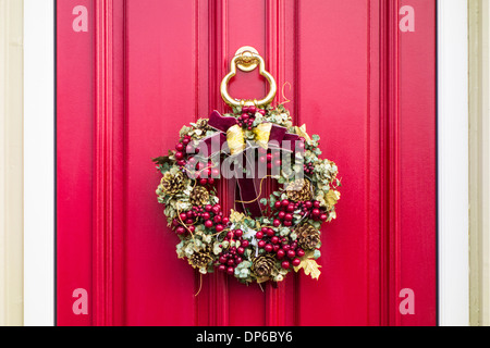 Couronne de Noël sur une porte rouge Banque D'Images