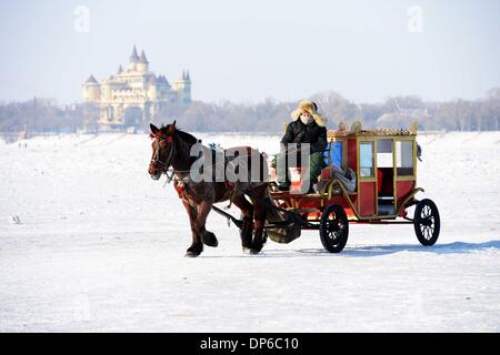 Harbin, Chine, province de Heilongjiang. 8 janvier, 2014. Un chariot promenades sur la rivière Songhua dans les glaces à Harbin, capitale de la province du nord-est de la Chine, le 8 janvier 2014. Les gens profiter de paysages de neige et de glace à Harbin, l'northmost ville capitale de la Chine. Credit : Wang Kai/Xinhua/Alamy Live News Banque D'Images