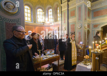 Weimar, Allemagne. 06 Jan, 2014. L'Archiprêtre Mihail Rahr (2-R) vagues un objet rempli de parfums au cours de la liturgie des heures vigil la veille de Noël à l'Eglise orthodoxe russe l'église Sainte Marie Madeleine à Weimar, Allemagne, 06 janvier 2014. Photo : Candy Welz/dpa/Alamy Live News Banque D'Images