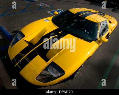 Sep 23, 2006 ; Laguna Beach, CA, USA ; Ford l'a fait, re-inventé une légende à partir de leurs heures de gloire qu'ils ont construit la nouvelle 2005 GT40 (en photo en jaune et noir). L'original Ford GT est une voiture de sport et vainqueur des 24 Heures du Mans quatre fois de suite, de 1966 à 1969. Il a été construit pour gagner des courses de voitures de sport à distance contre Ferrari (qui a gagné au Mans six fois de suite à partir de la chambre 196 Banque D'Images