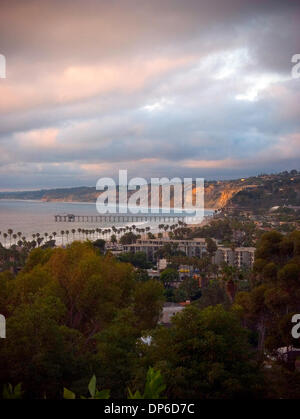 Sep 23, 2006 ; La Jolla, CA, USA ; La Jolla est une station balnéaire de communauté dans la ville de San Diego. Frontières de la Jolla Pacific Beach au sud et nord à Torrey Pines State Reserve et Del Mar. avec ses rues bordées de palmiers, grande propriété, maisons, et du climat méditerranéen et de l'atmosphère, La Jolla est la réplique d'un village du sud de l'Europe avec des touches de Beverly Hills avec reta Banque D'Images