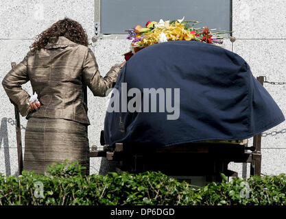 Oct 11, 2006 ; Delray Beach, FL, USA ; services d'inhumation ont eu lieu à Delray Beach Memorial Gardens aujourd'hui mercredi 11 octobre 2006, pour James Shuler Lamar. Famille et amis se sont réunis pour rendre un dernier hommage à son corps avant de Shuler a été mis dans sa dernière demeure vault dans le mausolée. Crédit obligatoire : Photo de Thomas Cordy/Palm Beach Post/ZUMA Press. (©) Copyright 2006 par Palm Beach Post Banque D'Images