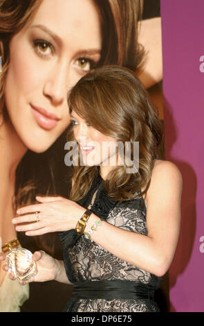 Oct 12, 2006 ; Costa Mesa, CA, USA ; elle fait la promotion d'Hilary Duff nouvelle fragrance "avec amour" chez Macy's au South Coast Plaza à Orange County. Crédit obligatoire : Photo par Jonathan Alcorn/ZUMA Press. (©) Copyright 2006 by Jonathan Alcorn Banque D'Images