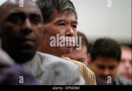 Oct 13, 2006 ; Brooklyn, NY, USA ; regard sur les immigrants au cours de la deuxième des deux la naturalisation des cérémonies marquant l'assermentation de 1 400 nouveaux citoyens des Etats-Unis à l'Université de New York. Crédit obligatoire : Photo par Bryan Smith/ZUMA Press. (©) Copyright 2006 par Bryan Smith Banque D'Images