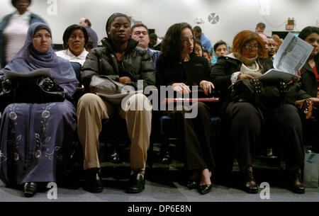 Oct 13, 2006 ; Brooklyn, NY, USA ; regard sur les immigrants au cours de la deuxième des deux la naturalisation des cérémonies marquant l'assermentation de 1 400 nouveaux citoyens des Etats-Unis à l'Université de New York. Crédit obligatoire : Photo par Bryan Smith/ZUMA Press. (©) Copyright 2006 par Bryan Smith Banque D'Images