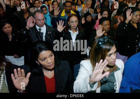 Oct 13, 2006 ; Brooklyn, NY, USA ; Immigrants soulèvent leur main droite tout en tenant le serment de citoyenneté. La naturalisation de la seconde de deux cérémonies marquant l'assermentation de 1 400 nouveaux citoyens des Etats-Unis à l'Université de New York. Crédit obligatoire : Photo par Bryan Smith/ZUMA Press. (©) Copyright 2006 par Bryan Smith Banque D'Images