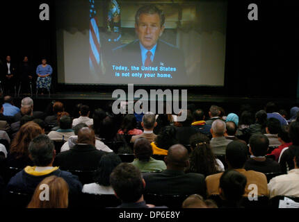 Oct 13, 2006 ; Brooklyn, NY, USA ; un court métrage du Président George Bush parle est projetée pendant la deuxième de deux cérémonies de naturalisation l'assermentation de 1 400 nouveaux citoyens des Etats-Unis à l'Université de New York. Crédit obligatoire : Photo par Bryan Smith/ZUMA Press. (©) Copyright 2006 par Bryan Smith Banque D'Images