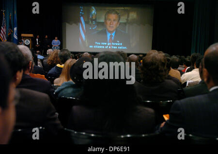 Oct 13, 2006 ; Brooklyn, NY, USA ; un court métrage du Président George Bush parle est projetée pendant la deuxième de deux cérémonies de naturalisation l'assermentation de 1 400 nouveaux citoyens des Etats-Unis à l'Université de New York. Crédit obligatoire : Photo par Bryan Smith/ZUMA Press. (©) Copyright 2006 par Bryan Smith Banque D'Images