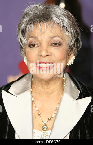 Oct 15, 2006 - Los Angeles, CA, USA - Actrice RUBY DEE arrivant à la 2e annuel du Black Movie Awards tenue au LG Wiltern Theatre de Los Angeles, CA. Banque D'Images