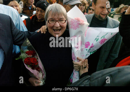 Oct 16, 2006, Manhattan, NY, USA ; les droits de l'homme avocat LYNNE STEWART est condamné à 28 mois de prison fédérale à son audience de détermination de la Cour fédérale à Manhattan, Stewart a été libéré en attendant l'appel après avoir été reconnu coupable de complot et de fournir un appui matériel tout en travaillant pour son client de cheikh Omar Abdel Rahman, un clerc Egyption aveugle qui a été reconnu coupable en 1996 de plott Banque D'Images