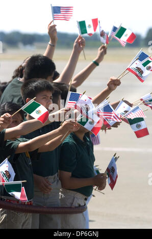 Le 25 mai 2006, Sacramento, CA, USA ; étudiants de Oak Park's Language Academy de Sacramento salue le président mexicain Vicente Fox à l'aéroport international de Sacramento. Crédit obligatoire : Photo par Carl Costas/ZUMA Press. (©) Copyright 2006 par Sacramento Bee Banque D'Images