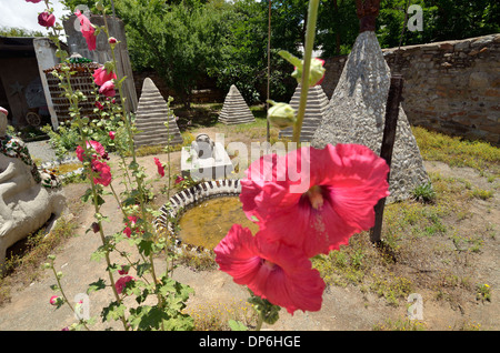 Sculptures en béton et verre de l'art dans la cour de chameau, Owl House, Nieu Bethesda, Afrique du Sud. Banque D'Images