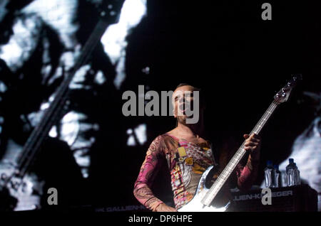 Aug 28, 2006 ; Paris, France ; le bassiste des Red Hot Chili Peppers FLEA (Michael Balzary) Lundi, 28 août 2006 à Arco Arena. Crédit obligatoire : Photo par Carl Costas/Sacramento Bee/ZUMA Press. (©) Copyright 2006 par Sacramento Bee Banque D'Images