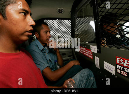 Oct 05, 2006 ; nation Tohono O'odham, USA ; Frères RICARDO, gauche, et Rodrigo SALAZAR était assis à l'arrière d'une voiture de police conduit par le Sgt. BEGAY Elton de la nation Tohono O'odham force de police. Les migrants ont été heureux d'être à l'abri du soleil et dans un véhicule climatisé après avoir passé des jours à traverser le désert et d'être abandonnés par leur 'coyote'. BEGAY les menait à un endroit où Banque D'Images