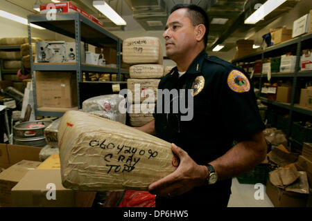 Oct 05, 2006 ; nation Tohono O'odham, USA ; Richard Saunders, chef de la nation Tohono O'odham, la police porte une des nombreuses balles de marijuana confisquée par ses officiers des contrebandiers en utilisant leur nation comme une voie de passage entre le Mexique et les États-Unis. Il a dit qu'il aimerait avoir les États-Unis l'enlever et traiter avec elle, parce qu'ils n'ont pas plus de place, et ils n'ont pas Banque D'Images