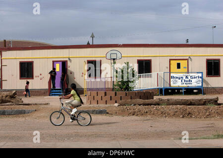 Oct 05, 2006 ; nation Tohono O'odham, USA ; il y a peu d'infrastructures ou de ressources pour les habitants de la ville de vend. Nation Tohono O'odham, dont le territoire chevauche la frontière entre les États-Unis et le Mexique, réagir au Sénat du projet de loi qui permettrait la construction d'un 700-mile clôture le long de la frontière -- 75 miles de qui sont sur leurs terres. Crédit obligatoire : Photo par Peggy Banque D'Images