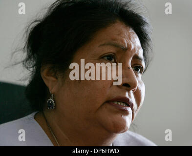 Oct 05, 2006 ; nation Tohono O'odham, USA ; présidente Tribal VIVIAN JUAN-SAUNDERS parle de la tribu entretient avec les agences gouvernementales américaines en ce qui a trait à la protection des frontières. Nation Tohono O'odham, dont le territoire chevauche la frontière entre les États-Unis et le Mexique, réagir au Sénat du projet de loi qui permettrait la construction d'un 700-mile clôture le long de la frontière -- 75 miles de Banque D'Images