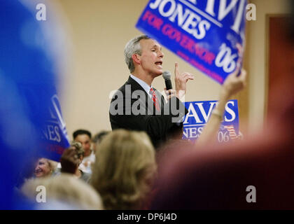 Oct 13, 2006 ; West Palm Beach, FL, USA ; candidat démocrate pour gouverneur Jim Davis organise une réunion publique de la Century village club-house à West Palm Beach, le vendredi 13 octobre, 2006. Crédit obligatoire : Photo par Erik M. Lunsford/Palm Beach Post/ZUMA Press. (©) Copyright 2006 par Palm Beach Post Banque D'Images