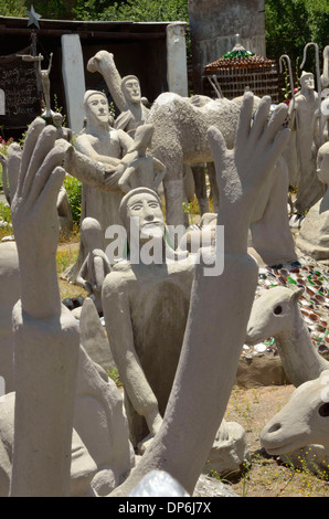 Sculptures en béton et verre de l'art dans la cour de chameau, Owl House, Nieu Bethesda, Afrique du Sud. Banque D'Images