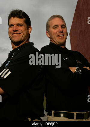 Oct 16, 2006 ; San Diego, CA, USA ; JIM HARBAUGH, entraîneur à l'Université de San Diego, à gauche, et Chuck LONG, entraîneur à San Diego State University, à droite. Ils ont été quarts-arrières et s'affrontaient en 1985 lorsqu'ils ont joué à dix grandes écoles. HARBAUGH a joué pour l'Université du Michigan et a été de l'Université d'Iowa. Crédit obligatoire : Photo par Howar Banque D'Images