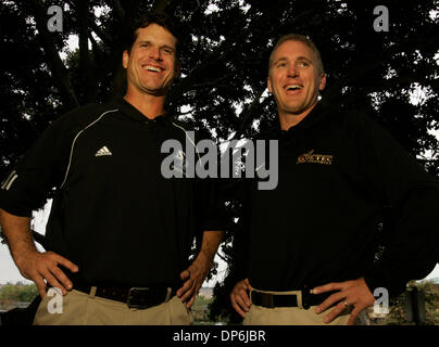 Oct 16, 2006 ; San Diego, CA, USA ; JIM HARBAUGH, entraîneur à l'Université de San Diego, à gauche, et Chuck LONG, entraîneur à San Diego State University, à droite. Ils ont été quarts-arrières et s'affrontaient en 1985 lorsqu'ils ont joué à dix grandes écoles. HARBAUGH a joué pour l'Université du Michigan et a été de l'Université d'Iowa. Crédit obligatoire : Photo par Howar Banque D'Images