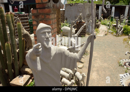 Sculptures en béton et verre de l'art dans la cour de chameau, Owl House, Nieu Bethesda, Afrique du Sud. Banque D'Images