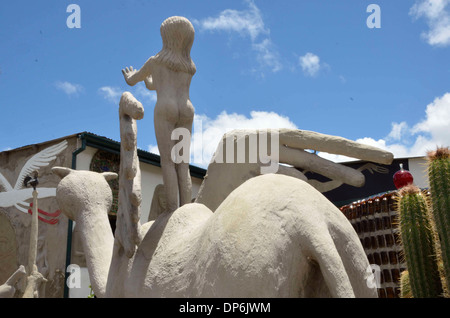 Sculptures en béton et verre de l'art dans la cour de chameau, Owl House, Nieu Bethesda, Afrique du Sud. Banque D'Images