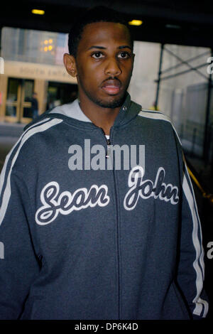 Oct 18, 2006, Manhattan, NY, USA ; Le rappeur FABOLOUS, dont le vrai nom est John Jackson, 28 ans, quitte la cour pénale de Manhattan après avoir été libéré sous caution 5 000. Fabolous, qui a été blessé à la jambe à l'extérieur du restaurant Justin's, propriété de Sean 'Diddy' Combs, a été accusé de possession d'une arme à feu après avoir été arrêtés par la police pour non-respect des feux rouges sur le chemin de l'hôpital. Manda Banque D'Images