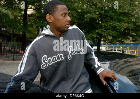 Oct 18, 2006, Manhattan, NY, USA ; Le rappeur FABOLOUS, dont le vrai nom est John Jackson, 28 ans, quitte la cour pénale de Manhattan après avoir été libéré sous caution 5 000. Fabolous, qui a été blessé à la jambe à l'extérieur du restaurant Justin's, propriété de Sean 'Diddy' Combs, a été accusé de possession d'une arme à feu après avoir été arrêtés par la police pour non-respect des feux rouges sur le chemin de l'hôpital. Manda Banque D'Images