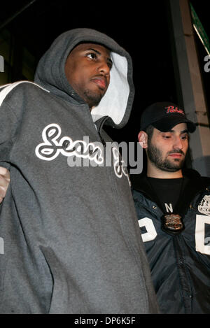 Oct 18, 2006, Manhattan, NY, USA ; Fabolous rappeur, dont le nom est John Jackson, a été impliqué dans une fusillade et a été blessé à la cuisse droite le 16 octobre 2006. Après la prise de Jackson à l'hôpital, la police a fouillé le véhicule et ont trouvé deux fusils chargés et non agréés - un calibre .380 et un calibre .40 - cachés à l'intérieur de compartiments secrets. Le rappeur et trois amis ont été facturés wi Banque D'Images