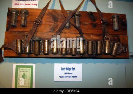 Oct 18, 2006 ; Islamorada, FL, USA ; cette première ceinture de plomb sur l'affichage à l'History of Diving Museum à Islamorada utilisé en forme de masses en plomb de cheville qui s'insèrent dans les gaines sur la courroie. Crédit obligatoire : Photo par Willie Howard/Palm Beach Post/ZUMA Press. (©) Copyright 2006 par Palm Beach Post Banque D'Images