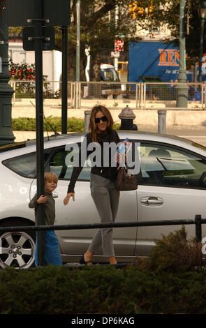 Oct 18, 2006 ; New York, NY, USA ; EXCLUSIF ! 'Mags et appel à des prix ! SARAH JESSICA PARKER et son fils James à l'extérieur de la Chelsea sur le côté ouest de Manhattan. Crédit obligatoire : Photo par Neil DeCrescenzo/ZUMA Press. (©) Copyright 2006 by Neil DeCrescenzo Banque D'Images