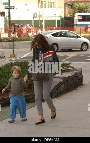 Oct 18, 2006 ; New York, NY, USA ; EXCLUSIF ! 'Mags et appel à des prix ! SARAH JESSICA PARKER et son fils James à l'extérieur de la Chelsea sur le côté ouest de Manhattan. Crédit obligatoire : Photo par Neil DeCrescenzo/ZUMA Press. ( ?) Copyright 2006 by Neil DeCrescenzo Banque D'Images