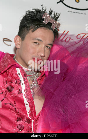 Oct 19, 2006 ; Hollywood, CA, USA ; Designer BOBBY arrive à la mode Hello Kitty Collection Printemps 2007 Fashion show Fashion Week de Los Angeles. Crédit obligatoire : Photo par Marianna Massey Jour/ZUMA Press. (©) Copyright 2006 par Marianna jour Massey Banque D'Images