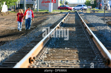 Oct 20, 2006 ; San Antonio, TX, USA ; Kelly et Joejohn Rodriguez à pied le long de la voie ferrée près du site du déraillement Vendredi 20 Octobre, 2006. Crédit obligatoire : Photo par Edward A. Ornelas/San Antonio Express-News/ZUMA Press. (©) Copyright 2006 par San Antonio Express-News Banque D'Images